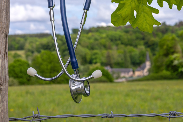 Si les &laquo;d&eacute;serts m&eacute;dicaux&raquo; sont g&eacute;n&eacute;ralement associ&eacute;s &agrave; une insuffisance de m&eacute;decins dans certains territoires, l&rsquo;acc&egrave;s aux m&eacute;decins sp&eacute;cialistes ob&eacute;it &agrave; des logiques plus complexes. (cr&eacute;dit: Adobe Stock)