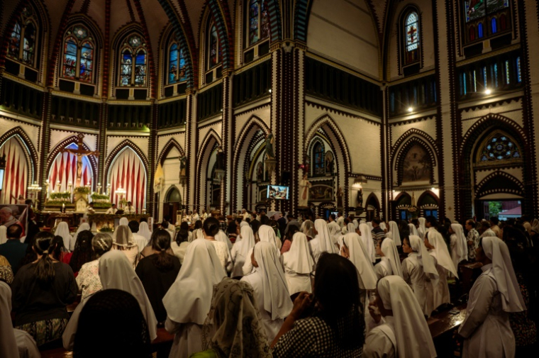 Des fidèles catholiques prient à la cathédrale Sainte-Marie de Rangoun au lendemain du décès du pape François, le 22 avril 2025 en Birmanie ( AFP / Sai Aung MAIN )