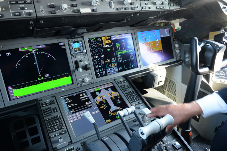 Vue d'un cockpit de Boeing 787-10 Dreamliner (illustration) ( AFP / ERIC PIERMONT )
