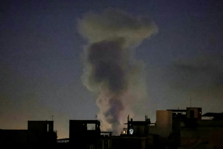 Un panache de fumée après une frappe sur Téhéran, le 4 mars 2026 en Iran ( AFP / ATTA KENARE )