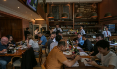 Des personnes déjeunent dans un restaurant à Sao Paulo, le 3 octobre 2025 au Brésil ( AFP / Nelson ALMEIDA )