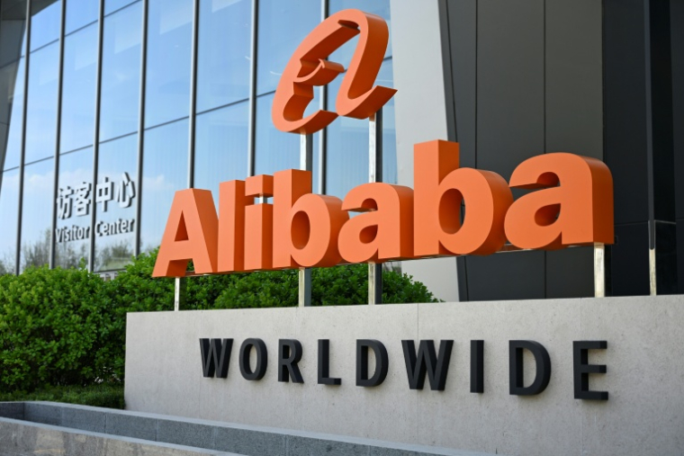 Logo d'Alibaba, devant le siège du groupe, Pékin, le 1e avril 2026 ( AFP / WANG Zhao )