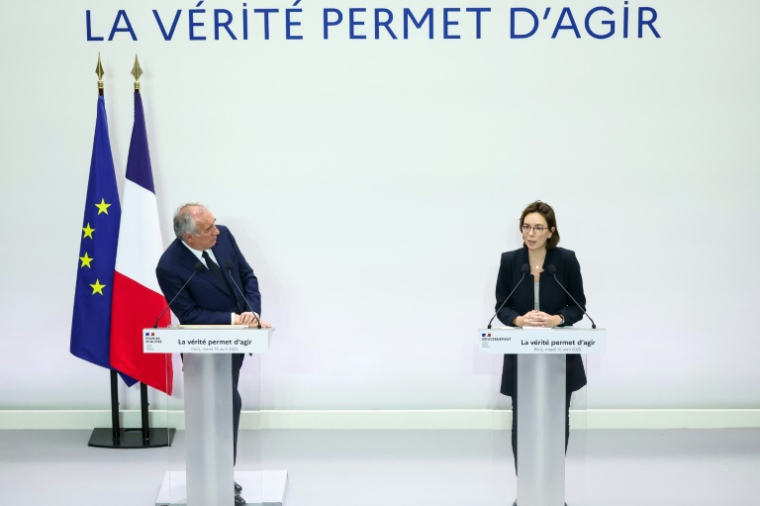 Le Premier ministre François Bayrou et la ministre des Comptes publicss Amélie de Montchalin, lors d'une conférence de presse à Paris, le 15 avril 2025 ( AFP / Alain JOCARD )