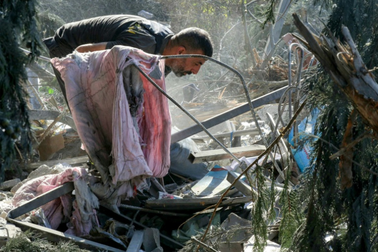 Un secouriste recherche des survivants dans les décombres après une frappe aérienne israélienne nocturne sur le village de Kfar Remmane, dans le sud du Liban, le 7 septembre 2026 ( AFP / Mahmoud ZAYYAT )