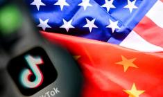 Logo du réseau social TikTok avec les drapeaux de la Chine et des Etats-Unis, le 10 avril 2025 ( AFP / Kirill KUDRYAVTSEV )