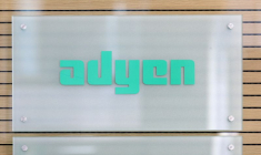 Le logo Adyen au siège de l'entreprise, à Amsterdam