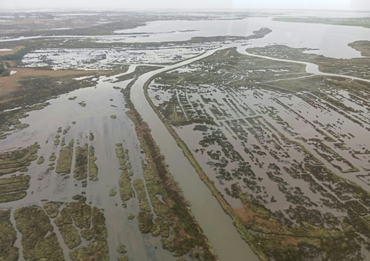 Photo prise depuis un hélicoptère, le 3 février 2026, et diffusée le 4 février 2026 par l'armée de l'air portugaise, montrant des routes et des champs inondés dans le district d'Aveiro, alors que l'agence météorologique portugaise a placé toute la côte en alerte orange à l'approche de la dépression Leonardo au-dessus de l'océan Atlantique ( Forca Aerea Portuguesa / - )