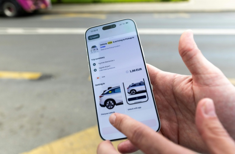 L'application mobile pour commander une course avec un RoboTaxi de l'entreprise VErne à Zagreb, le 5 mai 2026 en Croatie ( AFP / MARKO PERKOV )