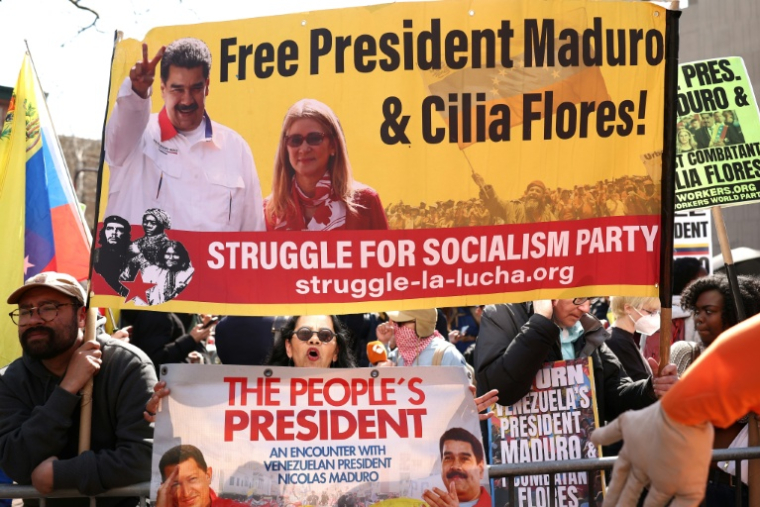 Des partisans du président vénézuélien déchu Nicolas Maduro manifestent devant le tribunal de New York où il doit comparaître, le 26 mars 2026 ( AFP / CHARLY TRIBALLEAU )