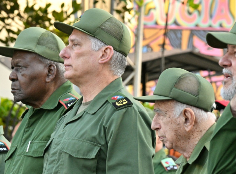 (De g à d) Esteban Lazo, président de l'Assemblée nationale, le président cubain Miguel Diaz-Canel et le leader révolutionnaire historique José Ramon Machado Ventura lors des célébrations du 65e anniversaire de la victoire sur l'invasion de la baie des Cochons à La Havane le 16 avril 2026 ( AFP / ADALBERTO ROQUE )