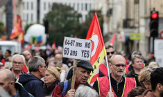 Une manifestation contre la réforme des retraites, le 1er octobre 2024, à Bordeaux. ( AFP / THIBAUD MORITZ )