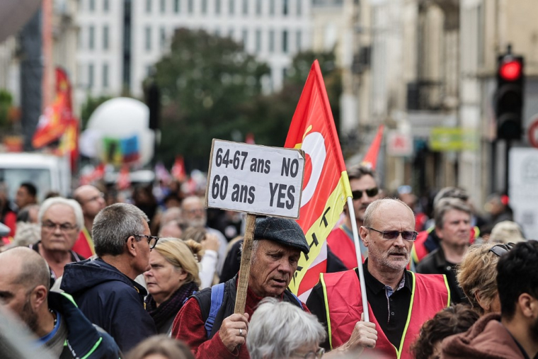 Une manifestation contre la réforme des retraites, le 1er octobre 2024, à Bordeaux. ( AFP / THIBAUD MORITZ )