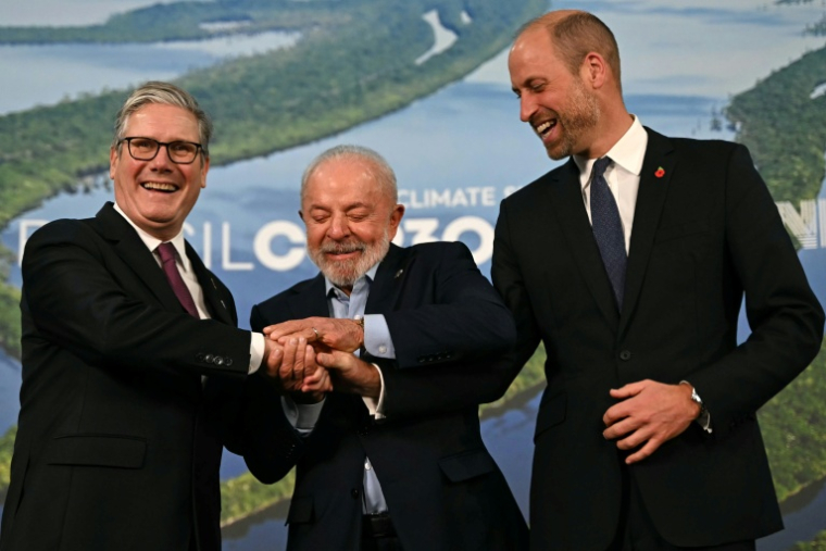 Le président brésilien Lula (centre) avec le Premier ministre britannique Keir Starmer (gauche) et le prince William au sommet d'ouverture de la COP30 à Belem au Brésil le 6 novembre 2025 ( POOL / Mauro PIMENTEL )