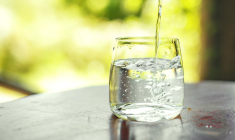 Boire beaucoup d’eau permet d’avoir une peau souple et hydratée crédit photo : Shutterstock