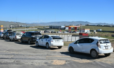Des automobilistes font la queue devant une station-service à Bagakhangai, en Mongolie, le 25 août 2026 ( AFP / Hector RETAMAL )