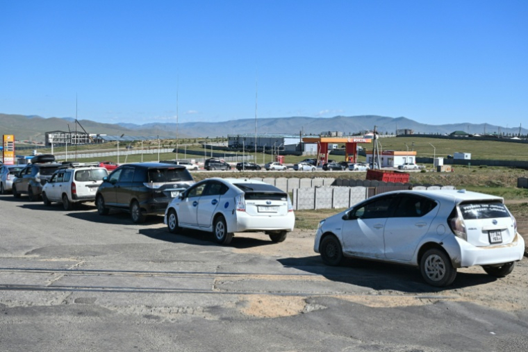 Des automobilistes font la queue devant une station-service à Bagakhangai, en Mongolie, le 25 août 2026 ( AFP / Hector RETAMAL )