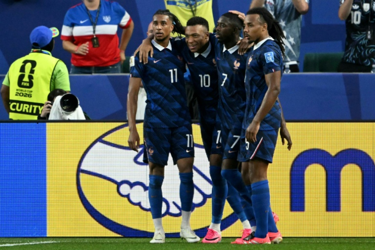 Les attaquants français Michael Olise, Kylian Mbappé et Ousmane Dembélé, accompagné du défenseur Jules Koundé, lors du deuxième match de poule de l'équipe de France à la Coupe du monde, le 22 juin 2026 face à l'Irak, à Philadelphie ( AFP / MAURO PIMENTEL )
