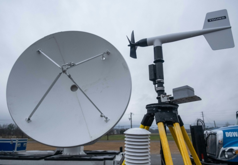 Un radar et une station météorologique  lors d'une campagne de la NOAA  visant à étudier les tornades, à Memphis, le 8 février 2023 dans le Tennessee ( AFP / SETH HERALD )
