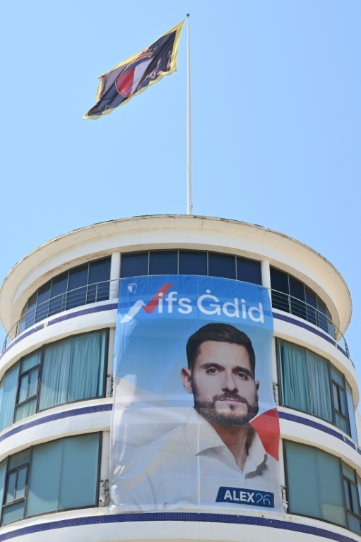 Un portrait du candidat du Parti nationaliste (PN) maltais Alex Borg sur une affiche, le 30 mai 2026 à La Valette ( AFP / Alberto PIZZOLI )