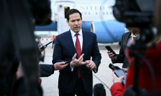 Le secrétaire d'État américain Marco Rubio s'adresse à la presse à l'issue d'une réunion des ministres des Affaires étrangères du G7 avant son départ de l'aéroport du Bourget, près de Paris, le 27 mars 2026 ( POOL / Brendan SMIALOWSKI )