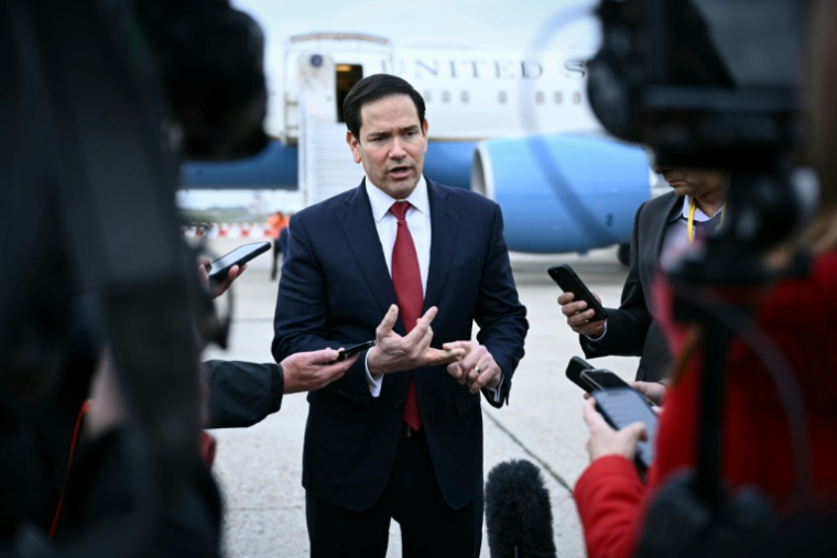 Le secrétaire d'État américain Marco Rubio s'adresse à la presse à l'issue d'une réunion des ministres des Affaires étrangères du G7 avant son départ de l'aéroport du Bourget, près de Paris, le 27 mars 2026 ( POOL / Brendan SMIALOWSKI )