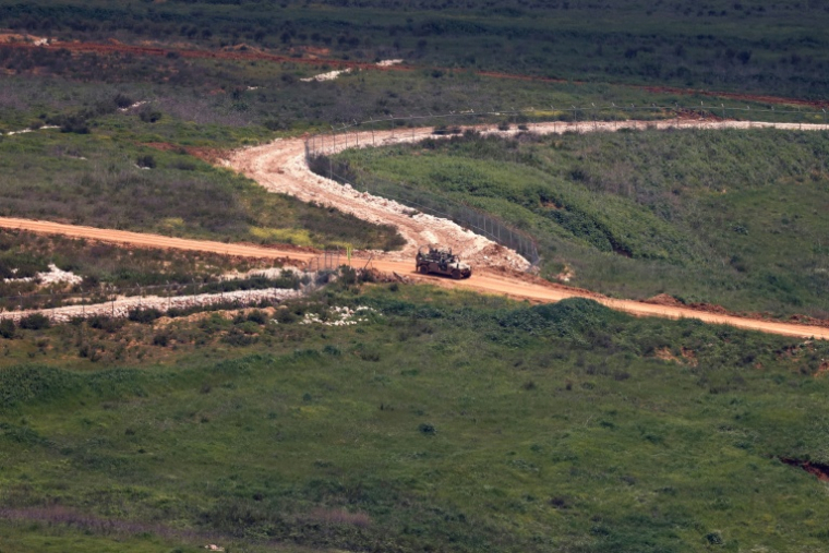 Un véhicule militaire israélien sur une route du sud du Liban, près de la frontière israélienne, le 10 avril 2026 ( AFP / Jalaa MAREY )