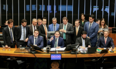 Le président de la Chambre des députés brésilienne, Hugo Motta, prend la parole pendant l'examen d'une proposition de loi visant à réduire la peine de l'ex-président Jair Bolsonaro, le 9 décembre 2025 à Brasilia ( AFP / Sergio LIMA )