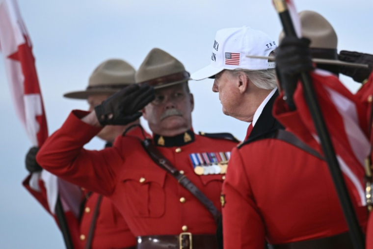 Le président américain Donald Trump à son arrivée à l'aéroport de Calgary pour le sommet du G7, le 15 juin 2025 au Canada ( AFP / Brendan SMIALOWSKI )