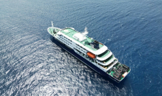 Vue aérienne du bateau de croisière MV Hondius au mouillage au large du port de Praia, au Cap-Vert, après trois décès et un cas avéré d'hantavirus chez un passager, le 3 mai 2026 ( AFP / - )