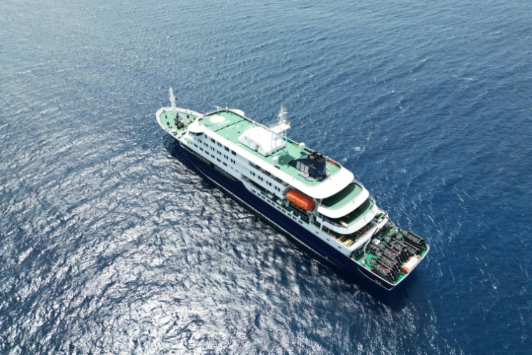 Vue aérienne du bateau de croisière MV Hondius au mouillage au large du port de Praia, au Cap-Vert, après trois décès et un cas avéré d'hantavirus chez un passager, le 3 mai 2026 ( AFP / - )