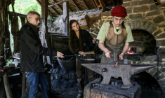 Mylène Pardoën (c), chercheuse au CNRS et archéologue du patrimoine sonore, enregistre les sons du travail manuel des bâtisseurs du château de Guédelon, qui utilisent des techniques et des outils du XIIIe siècle pour construire un château fortifié à Trège, le 11 septembre 2025 dans l'Yonne ( AFP / ARNAUD FINISTRE )