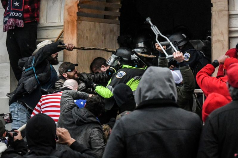 USA: LES ASSAILLANTS DU CAPITOLE VOULAIENT "ASSASSINER" DES ÉLUS
