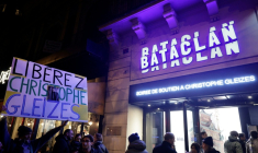 Le militant Jean-Baptiste Redde, alias Voltuan, tient une pancarte "Libérez Gleizes !", devant le Bataclan à Paris où une soirée est organisée par Reporters sans frontières (RSF) en solidarité avec le journaliste sportif détenu en Algérie, le 29 janvier 2026 ( AFP / STEPHANE DE SAKUTIN )