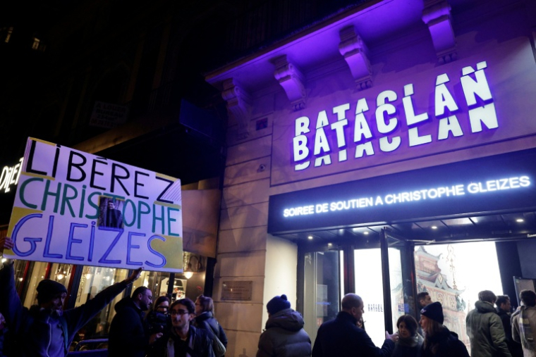 Le militant Jean-Baptiste Redde, alias Voltuan, tient une pancarte "Libérez Gleizes !", devant le Bataclan à Paris où une soirée est organisée par Reporters sans frontières (RSF) en solidarité avec le journaliste sportif détenu en Algérie, le 29 janvier 2026 ( AFP / STEPHANE DE SAKUTIN )