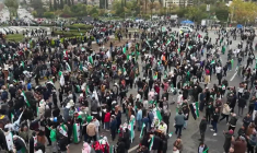 Un an depuis la chute d'Assad: des parapentistes survolent la place des Omeyyades à Damas