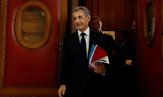 L'ancien président français Nicolas Sarkozy quitte l'audience du procès en appel de l'affaire dite "Bygmalion", relative au financement de sa campagne de 2012, au palais de justice de Paris