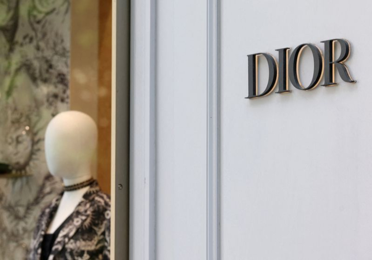 Le logo de la maison de couture Dior à l'extérieur d'une boutique à Paris