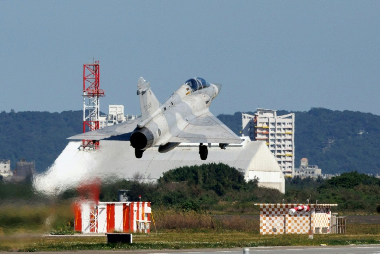 Un avion de chasse Mirage 2000 de l’armée de l’air taïwanaise décolle de la base aérienne de Hsinchu le 29 décembre 2025. ( AFP / CHENG Yu-chen )