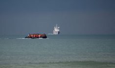 Des migrants tentent de traverser la Manche, sur la plage des Dunes de la Slack à Wimereux