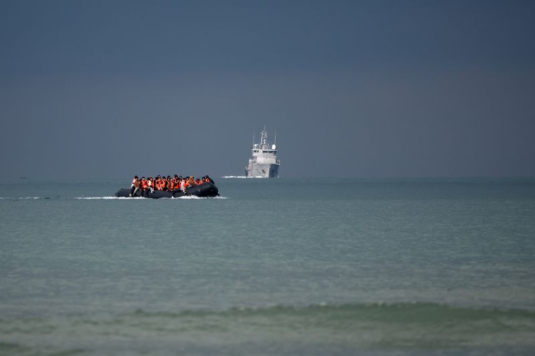 Des migrants tentent de traverser la Manche, sur la plage des Dunes de la Slack à Wimereux