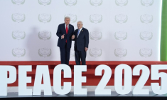 Le président américain Donald Trump salue le président palestinien Mahmoud Abbas lors d'un sommet sur Gaza à Charm el-Cheikh, le 13 octobre 2025 ( POOL / Evan Vucci )
