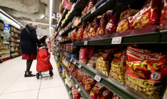 Des clients font leurs courses dans un hypermarché Carrefour à Paris