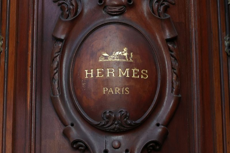 Un logo d'Hermes dans un magasin à Paris