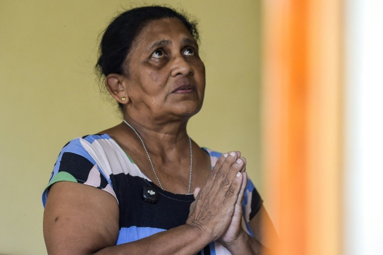 Mercy Philomina Tissera, rescapée des attentats de Pâques 2019, prie chez elle au village de Katuwapitiya, le 17 avril 2026 au Sri Lanka ( AFP / - )