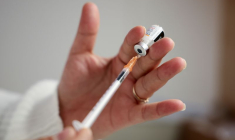 LA HAS RECOMMANDE UN VACCIN ANTI-COVID PÉRIODIQUE POUR LES PLUS FRAGILES