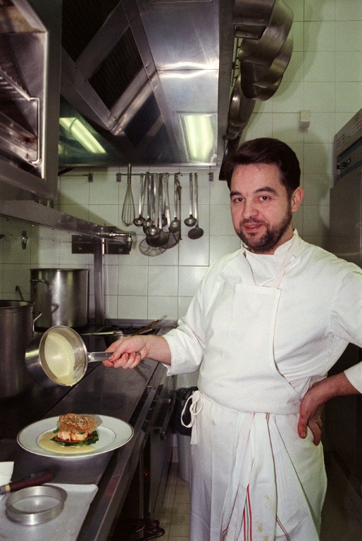 Le chef Bernard Pacaud, trois étoiles au guide Michelin, termine la préparation d'une pâte feuilletée aux graines de sésame dans la cuisine de son restaurant "l'Ambroisie", place des Vosges à Paris, le 8 mars 1988 ( AFP / DANIEL JANIN )