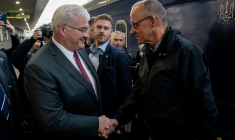 Sur cette photo de presse prise et diffusée par le ministère ukrainien des Affaires étrangères le 4 octobre 2026, le ministre ukrainien des Affaires étrangères, Andrii Sybiha (G), accueille le chancelier allemand Friedrich Merz (D) dans une gare de Kiev ( UKRAINIAN FOREIGN MINISTRY / Handout )