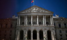 Les Portugais sont appelés dimanche à élire leurs députés pour la troisième fois depuis 2022 lors d'élections législatives qui pourraient permettre au Premier ministre sortant, Luis Montenegro, d'élargir sa majorité de droite modérée ( AFP / PATRICIA DE MELO MOREIRA )