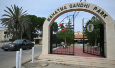 Entrée du parc Mahatma Gandhi, du nom de l'ancien dirigeant indien, dans le village d’Ibl al-Saqi, situé dans le sud du Liban, près de la frontière israélienne, le 13 octobre 2026 ( AFP / Joseph EID )