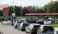 Des automobilistes font la queue pour remplir leur réservoir d'essence aux pompes de la station-service Auchan de Petite-Forêt